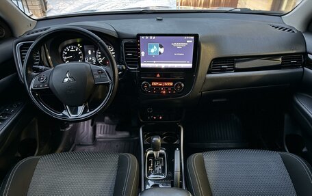 Mitsubishi Outlander III рестайлинг 3, 2019 год, 2 499 900 рублей, 15 фотография