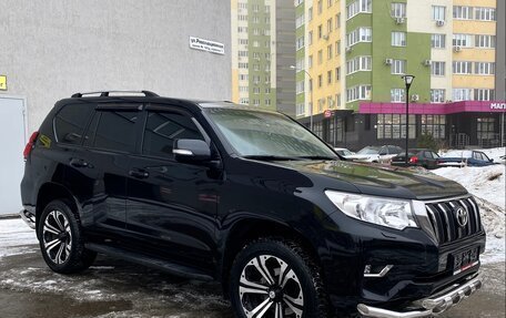 Toyota Land Cruiser Prado 150 рестайлинг 2, 2018 год, 5 300 000 рублей, 3 фотография