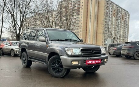 Toyota Land Cruiser 100 рестайлинг 2, 1999 год, 1 700 000 рублей, 2 фотография