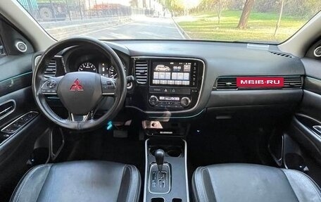 Mitsubishi Outlander III рестайлинг 3, 2021 год, 2 350 000 рублей, 9 фотография