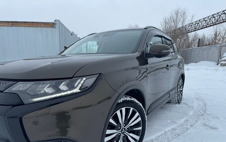 Mitsubishi Outlander III рестайлинг 3, 2019 год, 2 950 000 рублей, 2 фотография