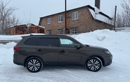 Mitsubishi Outlander III рестайлинг 3, 2019 год, 2 950 000 рублей, 4 фотография