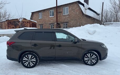 Mitsubishi Outlander III рестайлинг 3, 2019 год, 2 950 000 рублей, 5 фотография