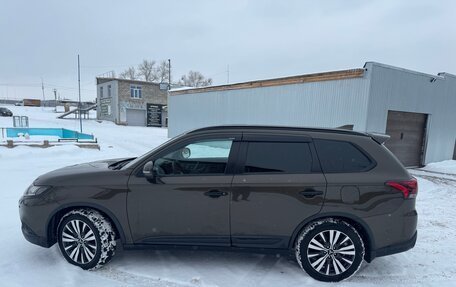 Mitsubishi Outlander III рестайлинг 3, 2019 год, 2 950 000 рублей, 9 фотография