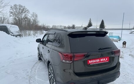 Mitsubishi Outlander III рестайлинг 3, 2019 год, 2 950 000 рублей, 8 фотография