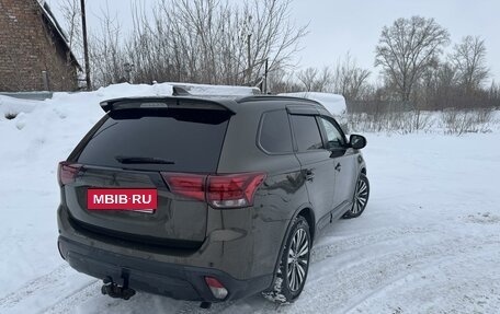 Mitsubishi Outlander III рестайлинг 3, 2019 год, 2 950 000 рублей, 6 фотография