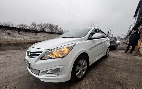 Hyundai Solaris II рестайлинг, 2015 год, 1 250 000 рублей, 2 фотография