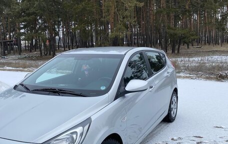 Hyundai Solaris II рестайлинг, 2011 год, 960 000 рублей, 3 фотография