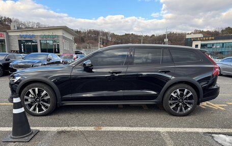 Volvo V60 Cross Country II, 2024 год, 6 500 000 рублей, 4 фотография