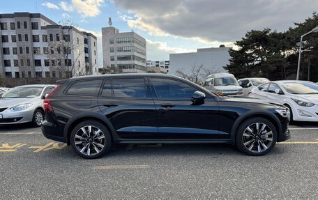 Volvo V60 Cross Country II, 2024 год, 6 500 000 рублей, 3 фотография