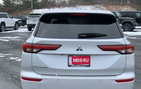 Mitsubishi Outlander, 2022 год, 3 990 000 рублей, 5 фотография