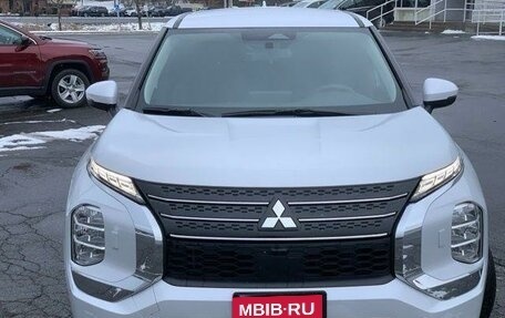 Mitsubishi Outlander, 2022 год, 3 990 000 рублей, 2 фотография