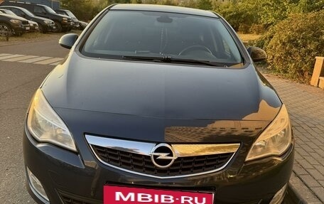 Opel Astra J, 2010 год, 800 000 рублей, 2 фотография