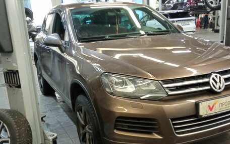 Volkswagen Touareg III, 2011 год, 2 000 000 рублей, 2 фотография