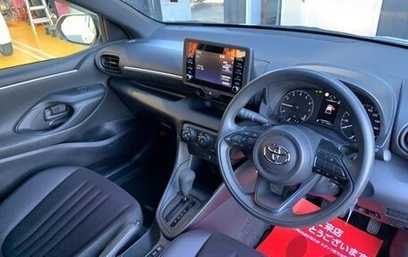 Toyota Yaris, 2022 год, 834 001 рублей, 11 фотография