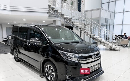 Toyota Noah III, 2018 год, 2 550 000 рублей, 3 фотография