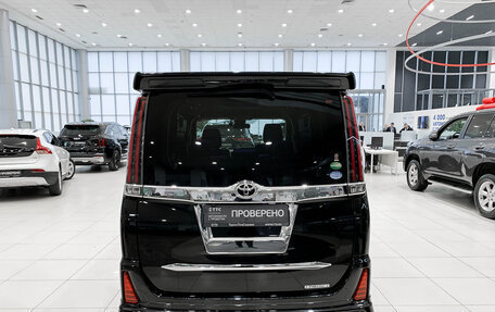 Toyota Noah III, 2018 год, 2 550 000 рублей, 6 фотография