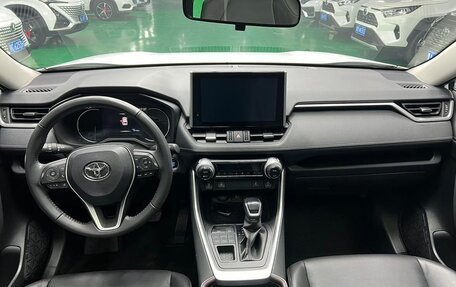 Toyota RAV4, 2021 год, 3 050 000 рублей, 7 фотография