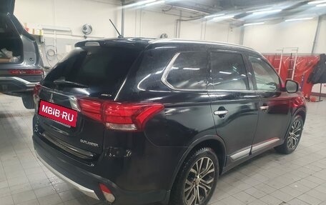 Mitsubishi Outlander III рестайлинг 3, 2015 год, 1 619 000 рублей, 4 фотография