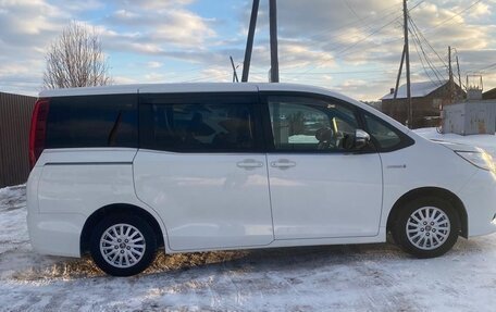 Toyota Noah III, 2015 год, 1 999 999 рублей, 8 фотография