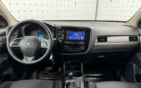 Mitsubishi Outlander III рестайлинг 3, 2016 год, 1 590 000 рублей, 13 фотография