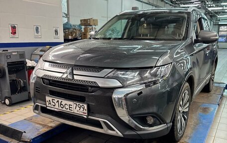 Mitsubishi Outlander III рестайлинг 3, 2019 год, 2 696 600 рублей, 1 фотография