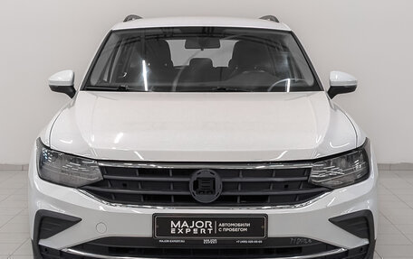 Volkswagen Tiguan II, 2021 год, 2 095 000 рублей, 2 фотография