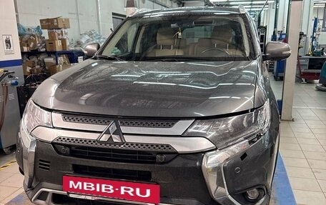 Mitsubishi Outlander III рестайлинг 3, 2019 год, 2 696 600 рублей, 2 фотография