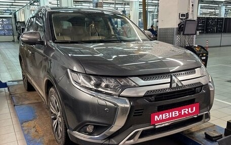 Mitsubishi Outlander III рестайлинг 3, 2019 год, 2 696 600 рублей, 3 фотография