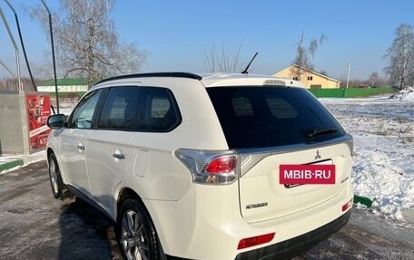 Mitsubishi Outlander III рестайлинг 3, 2014 год, 1 700 000 рублей, 4 фотография