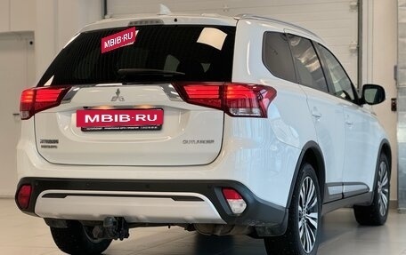 Mitsubishi Outlander III рестайлинг 3, 2018 год, 2 350 000 рублей, 4 фотография