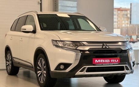 Mitsubishi Outlander III рестайлинг 3, 2018 год, 2 350 000 рублей, 3 фотография