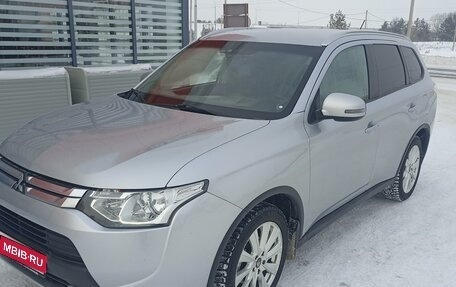 Mitsubishi Outlander III рестайлинг 3, 2014 год, 2 100 000 рублей, 1 фотография