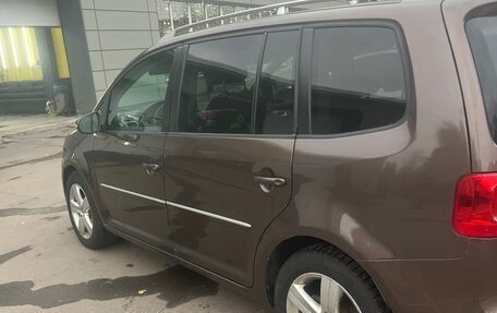 Volkswagen Touran III, 2014 год, 915 000 рублей, 2 фотография