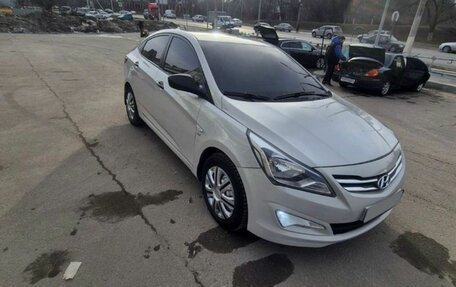 Hyundai Solaris II рестайлинг, 2015 год, 980 000 рублей, 3 фотография