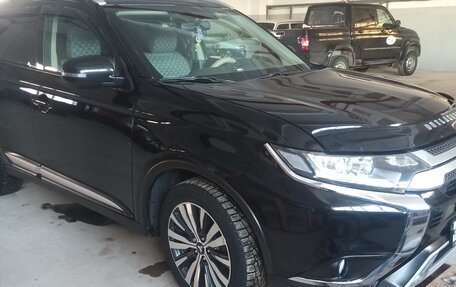 Mitsubishi Outlander III рестайлинг 3, 2020 год, 2 800 000 рублей, 3 фотография