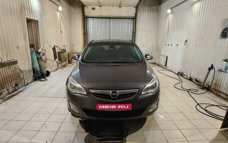 Opel Astra J, 2011 год, 699 000 рублей, 1 фотография