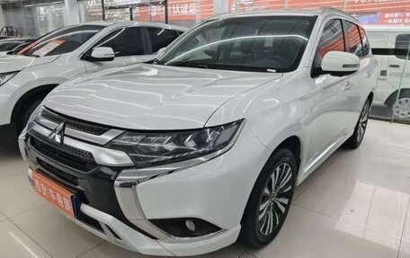 Mitsubishi Outlander III рестайлинг 3, 2022 год, 2 600 000 рублей, 4 фотография