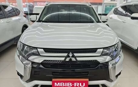 Mitsubishi Outlander III рестайлинг 3, 2022 год, 2 600 000 рублей, 3 фотография