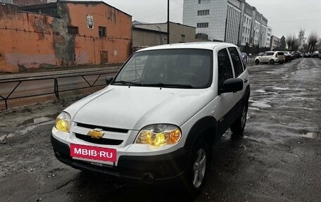 Chevrolet Niva I рестайлинг, 2017 год, 785 000 рублей, 2 фотография