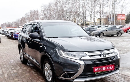 Mitsubishi Outlander III рестайлинг 3, 2018 год, 1 999 000 рублей, 7 фотография