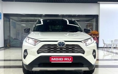 Toyota RAV4, 2021 год, 3 380 000 рублей, 2 фотография