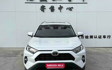 Toyota RAV4, 2021 год, 2 450 000 рублей, 2 фотография