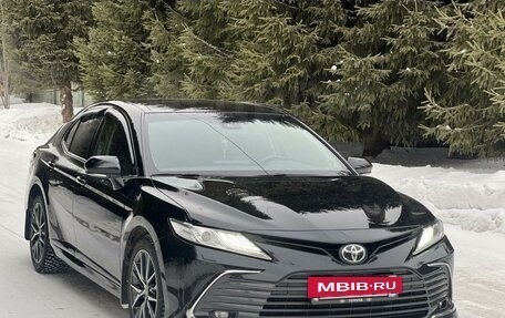 Toyota Camry, 2021 год, 3 850 000 рублей, 2 фотография