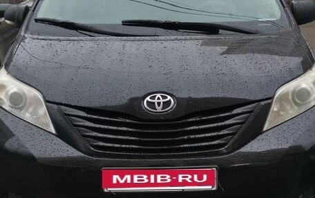 Toyota Sienna III, 2010 год, 1 895 000 рублей, 2 фотография