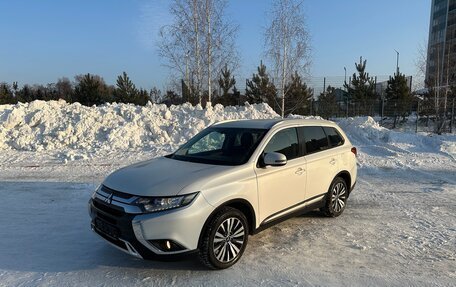 Mitsubishi Outlander III рестайлинг 3, 2021 год, 2 850 000 рублей, 2 фотография