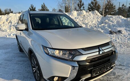 Mitsubishi Outlander III рестайлинг 3, 2021 год, 2 850 000 рублей, 5 фотография