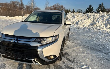 Mitsubishi Outlander III рестайлинг 3, 2021 год, 2 850 000 рублей, 4 фотография