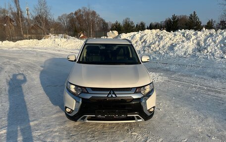 Mitsubishi Outlander III рестайлинг 3, 2021 год, 2 850 000 рублей, 3 фотография