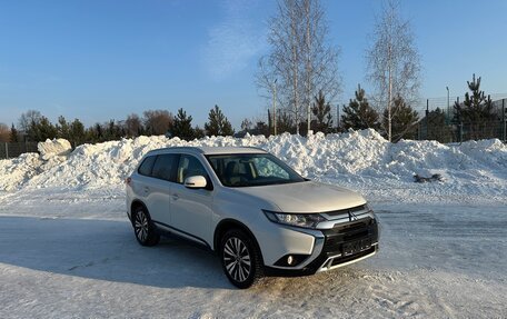 Mitsubishi Outlander III рестайлинг 3, 2021 год, 2 850 000 рублей, 6 фотография